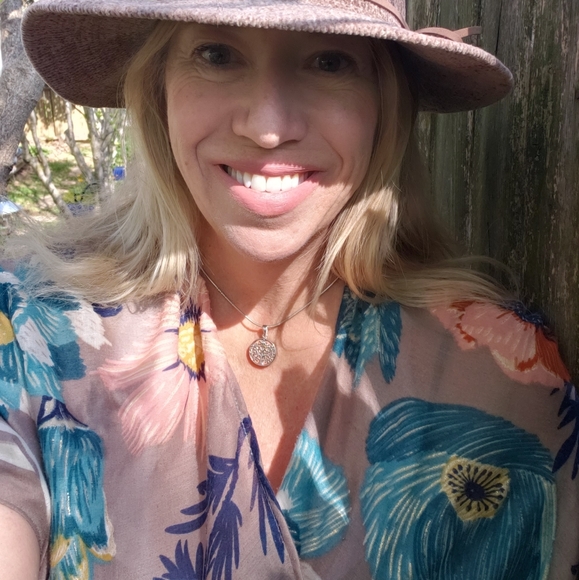 Meet your Posher, Buffy - Picture 1 of 9